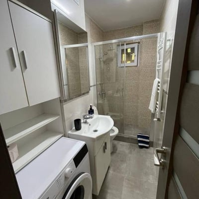 Alquiler de un espacioso apartamento de 3 habitaciones, 75 m², Tomis Nord, Constanza, Rumanía